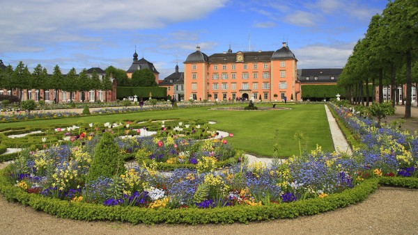 Explore the picturesque gardens of Schwetzingen Palace in Germany with Jan Enss