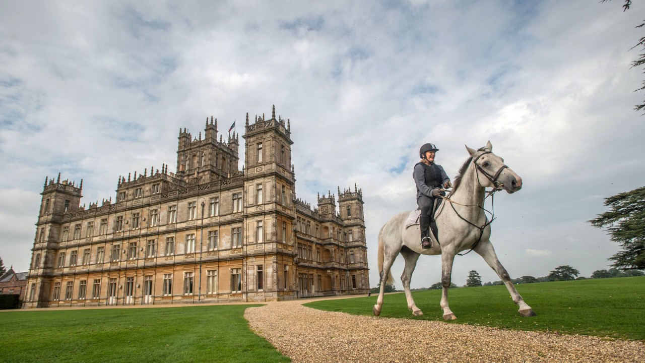 Catch up with Lady Carnarvon)