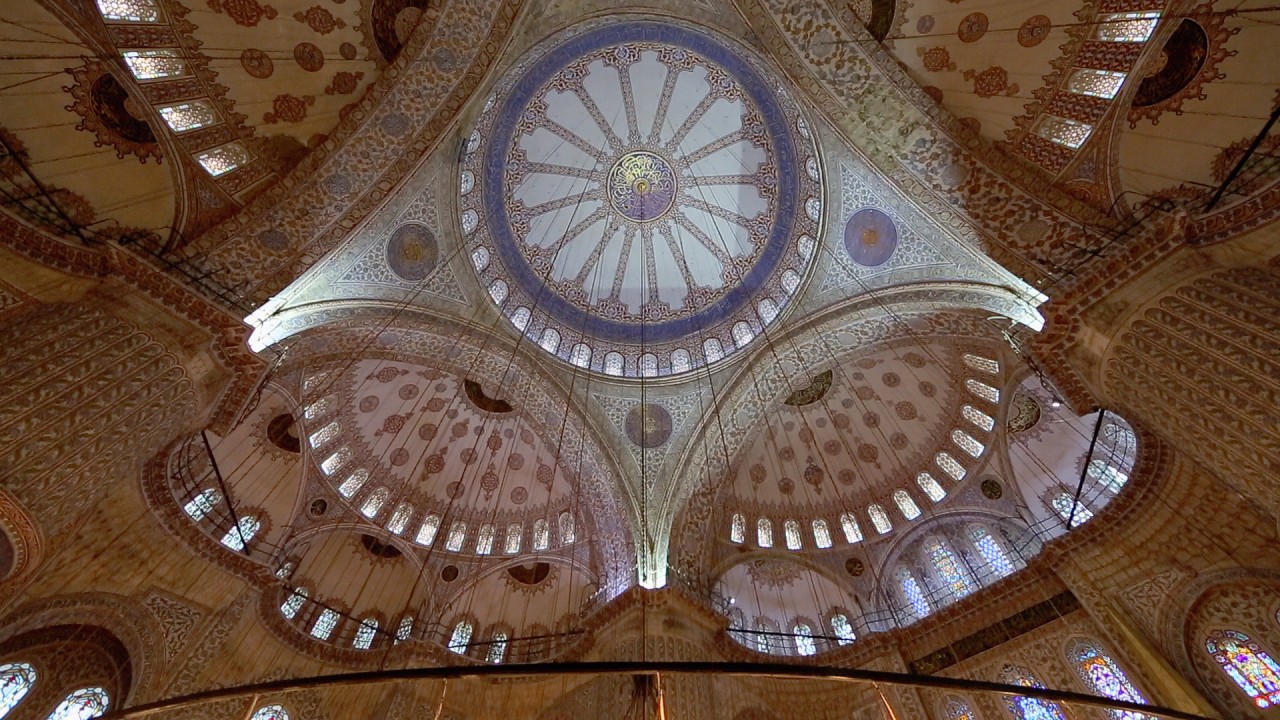 Karine explores architectural masterpieces)