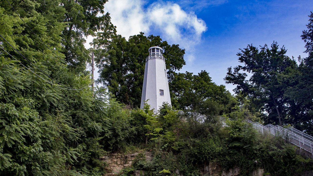 At home in Missouri with storyteller and performer Jim Waddell )