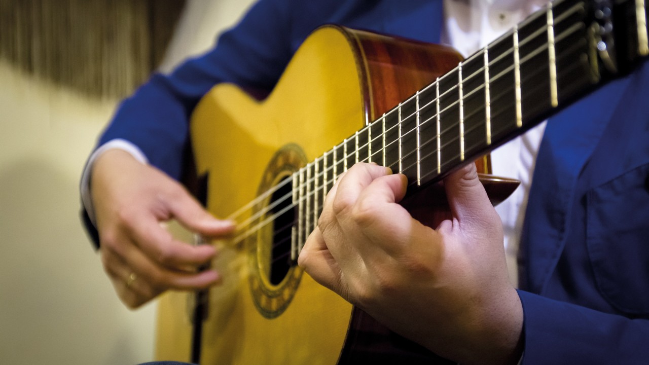 Alastair Miller in conversation with Latin and Spanish guitarist Vincenzo Martinelli)