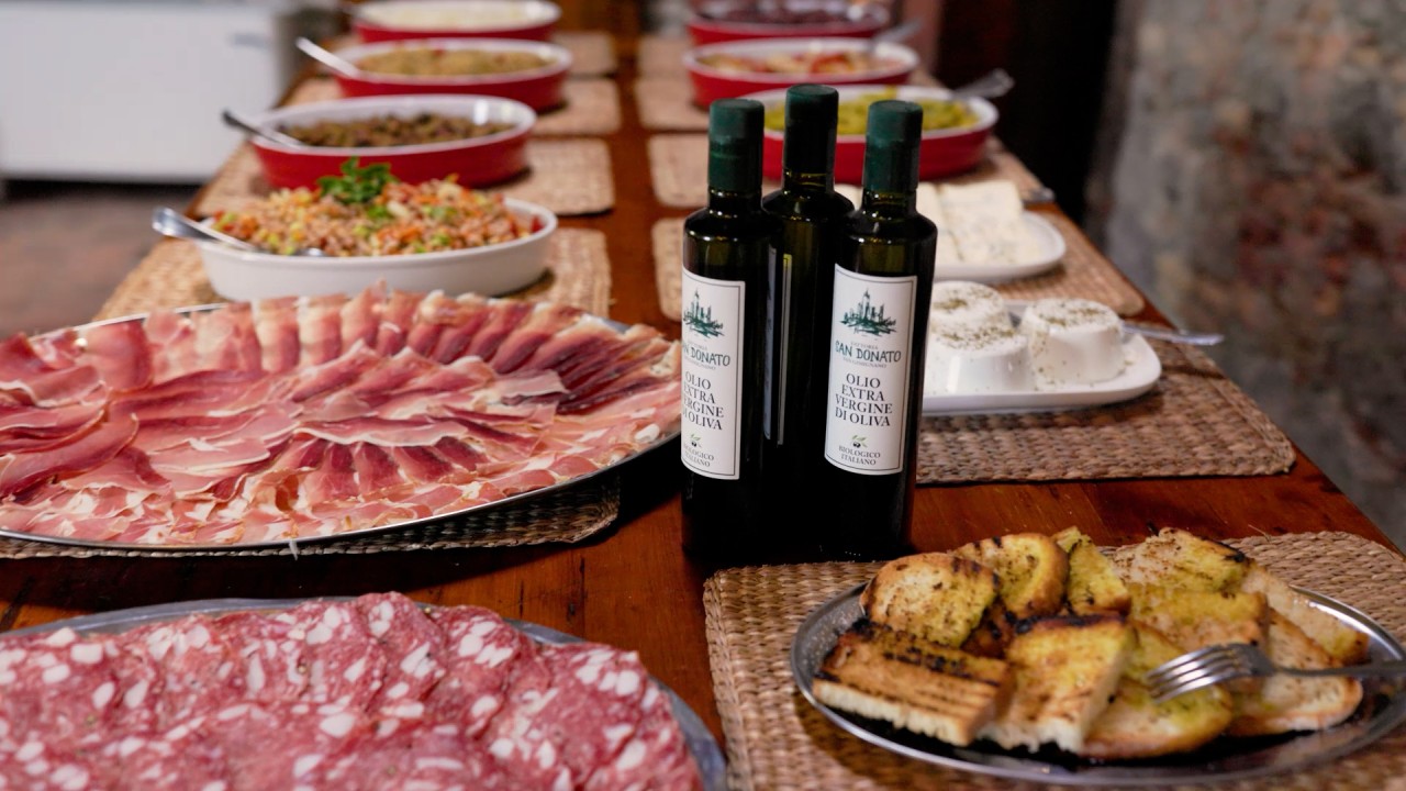 Discover Tuscan cuisine in a private castle with Jean Newman Glock)