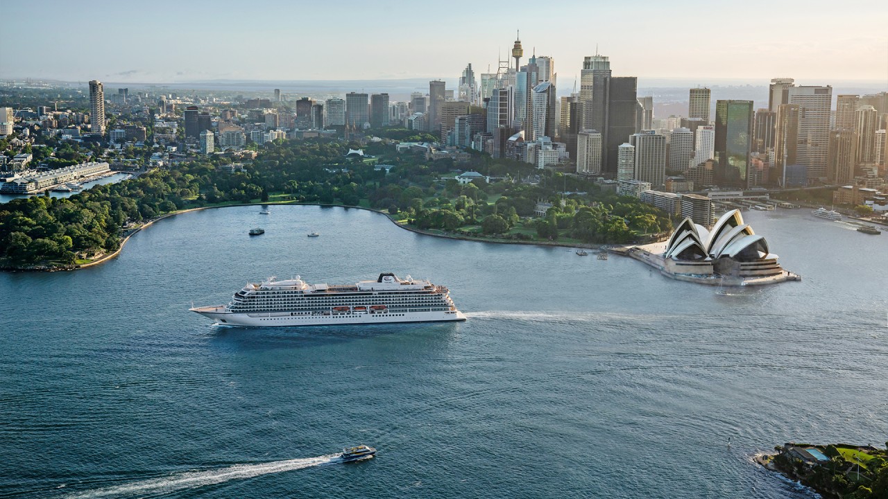 Experience Komodo and the Australian coast with Chris Caldicott)